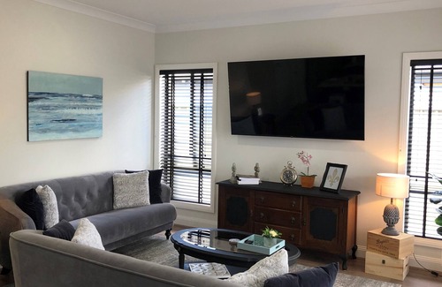 McLaren Vale House | *NEW* Luxe Getaway * 2 minute walk to town centre!