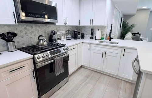 Communipaw House | New luxurious 3 BR 2.5BA Duplex W/Backyard