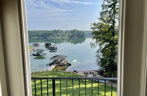 West Union House | NEW luxurious lakefront home near CLEMSON PRIVATE BEACH on LAKE KEOWEE