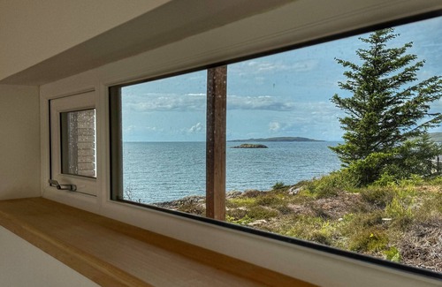 Gairloch Cabin | New Luxury 1 bedroom house with breathtaking ocean + mountain views. West bothy