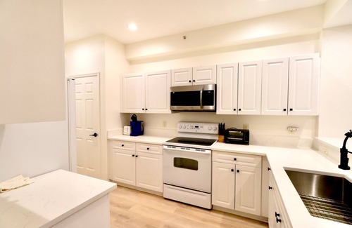 Naples Condo | NEW Luxury 2 BR plus den in Greenlinks Condo totally remodeled!