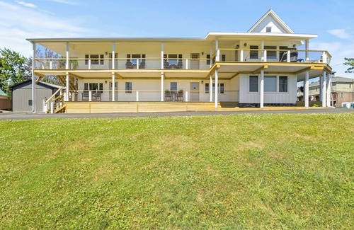 Sodus Point Apartment | NEW Luxury Apt | 3 BR | King Bed | Sodus Point