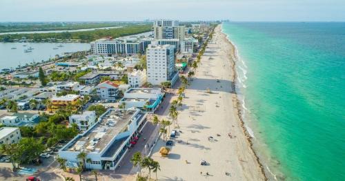 Hollywood Apartment | New Luxury Beachfront Condo with Rooftop Pool