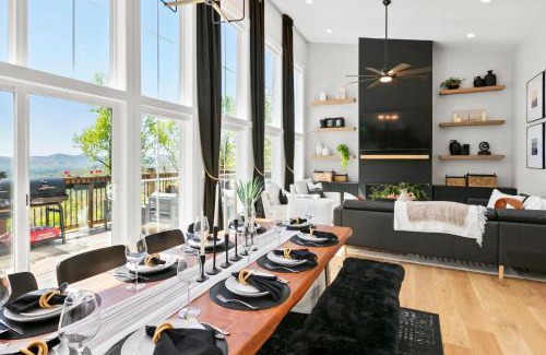 Laurel Park House | New, Luxury, Breathtaking Mountain Views, Hot Tub, Fire Pit, Pool Table