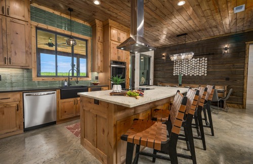 Pickens Cabin | NEW Luxury Cabin, Pickleball/Hoops, Sauna, Golf, Pool Table, Dog Friendly