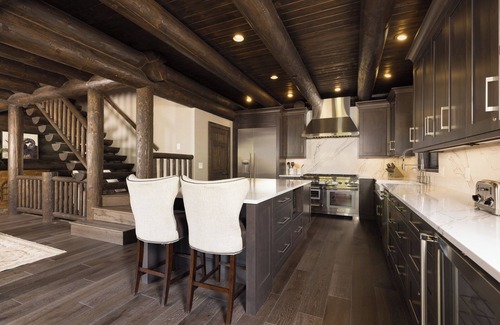 Gallatin Gateway House | New! Luxury Gallatin Riverview Lodge near Big Sky, sleeps 12