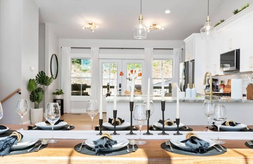 Laurel Park House | New, Luxury, Secluded, Breathtaking Mountain Views, HotTub, FirePit