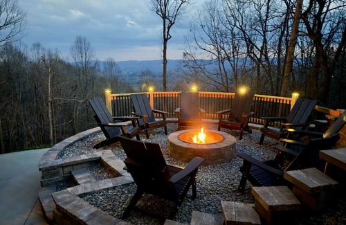 Laurel Park House | New, Luxury, Secluded, Breathtaking Mountain Views, HotTub, FirePit