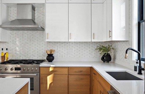 Newton House | New Luxury townhouse. 6 miles to Boston, 4 bedrooms/4 baths, private yard/patio