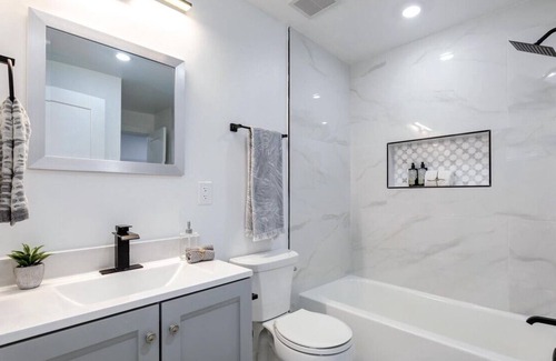 Kingman Park Bed & Breakfast | New Luxury Unit in Capitol Hill | Close to Trolley