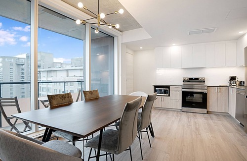 Quartier des Spectacles Apartment | New Luxury Unit in Heart of MTL 902 | Metro access