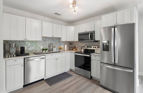 Naples Park Villa | New Luxury Villa with Heated Pool & Spa near famous Vanderbilt Beach & Mercato.