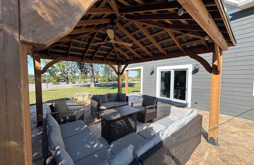 Buffalo City House | NEW Mississippi Riverfront Sunset House - family, friends & river come together