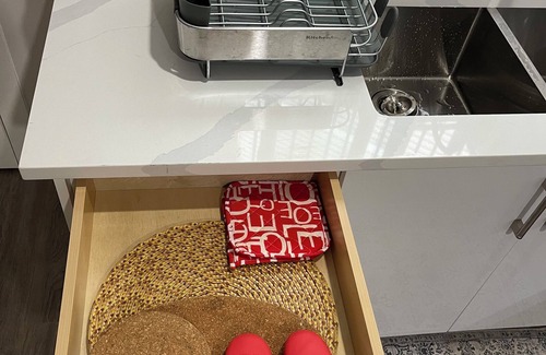Maple Ridge House | New modern 1bedroom/2 beds guest suite