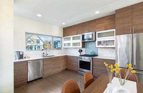 Old Ballard House | New modern 3B3B w/rooftop deck & 240v EV charging