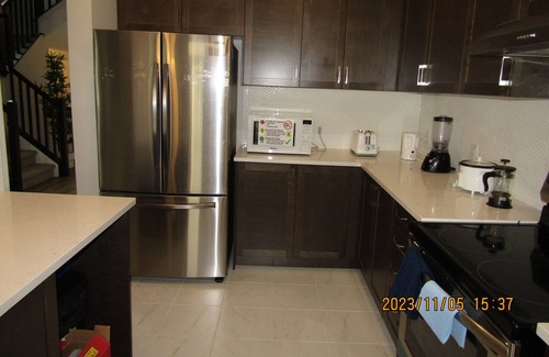 Ottawa Division House | New Modern & Classy 4BD/3.5 Bath Townhome|SelfCheck-In+Parking & Kitchen-Kanata