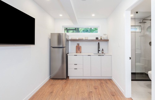 Burnaby House | New, Modern & Clean Luxury Studio Suite - Great Location!