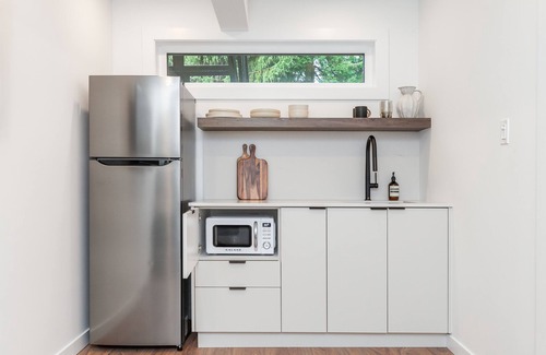 Burnaby House | New, Modern & Clean Luxury Studio Suite - Great Location!