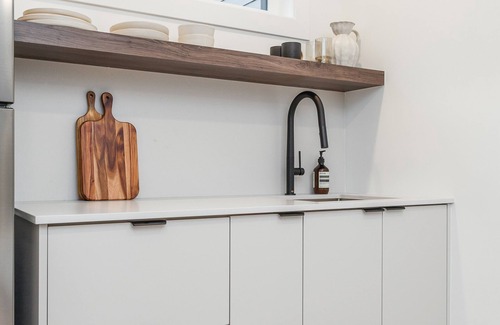 Burnaby House | New, Modern & Clean Luxury Studio Suite - Great Location!