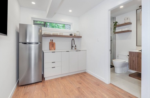 Burnaby House | New, Modern & Clean Luxury Studio Suite - Great Location!