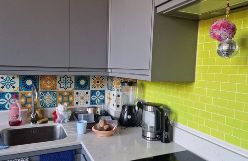 Havering Apartment | New modern East LDN apartment 5mins walk from Station, restaurants, gym & shops!