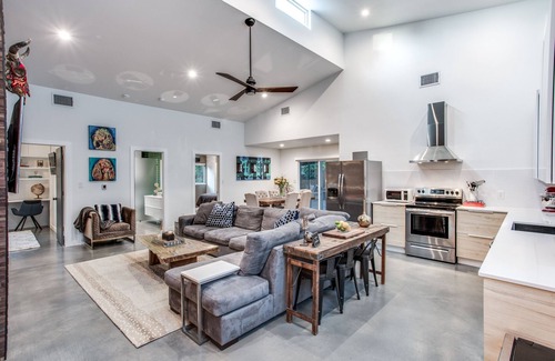Lockhart House | NEW MODERN HOME, DESIGNED FOR COMFORT, SWIM SPA, TESLA CHARGER, 20 MIN TO ATX