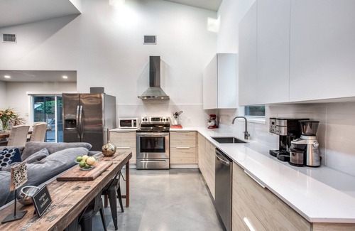 Lockhart House | NEW MODERN HOME, DESIGNED FOR COMFORT, SWIM SPA, TESLA CHARGER, 20 MIN TO ATX