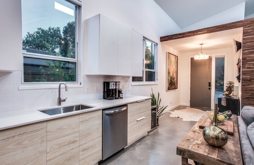 Lockhart House | NEW MODERN HOME, DESIGNED FOR COMFORT, SWIM SPA, TESLA CHARGER, 20 MIN TO ATX