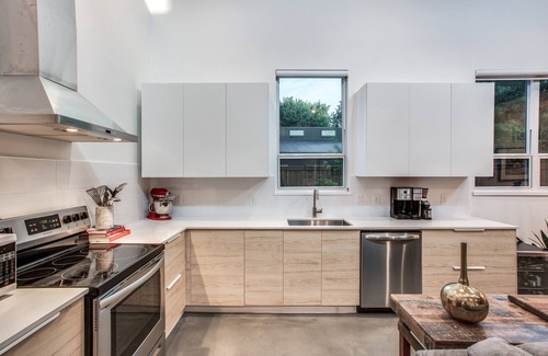 Lockhart House | NEW MODERN HOME, DESIGNED FOR COMFORT, SWIM SPA, TESLA CHARGER, 20 MIN TO ATX