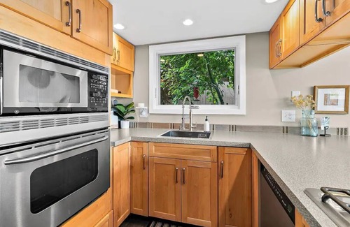 Des Moines House | New! Modern Home w/Spectacular Views +Hot tub