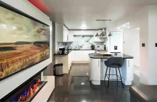 Soho Apartment | New Modern Hybrid 4 bedroom 7 Bed apartment