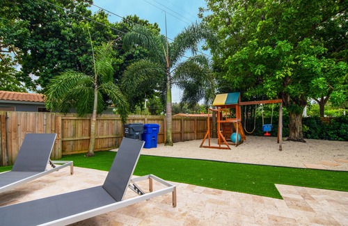 Hollywood Hills Villa | NEW MODERN LUXURY HOME IN HOLLYWOOD 5 BR 3BTH + POOL