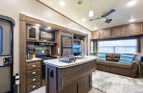 Florida Gardens House | NEW Modern Spacious RV Camper - 7 miles from beach