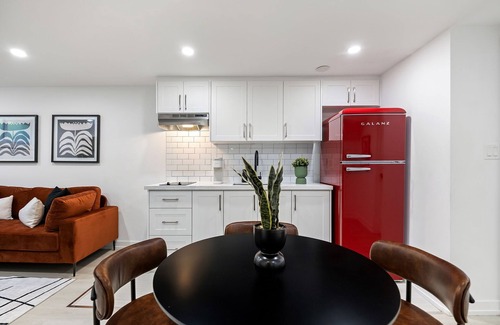 Newtonbrook Apartment | *NEW* Modern & Spacious Unit in North York | Monthly Stays | Work Desk | Laundry