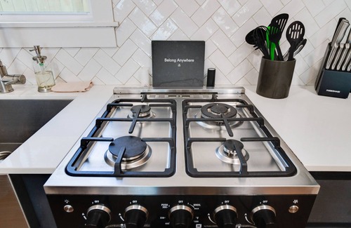 Freetown - Port Rico Apartment | NEW Modern studio with Murphy bed & free parking!