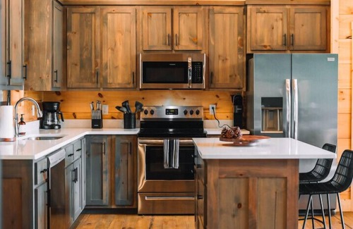 Cherry Log Cabin | New Modern Treehaus w/Views, Hot tub. 2/2 + loft