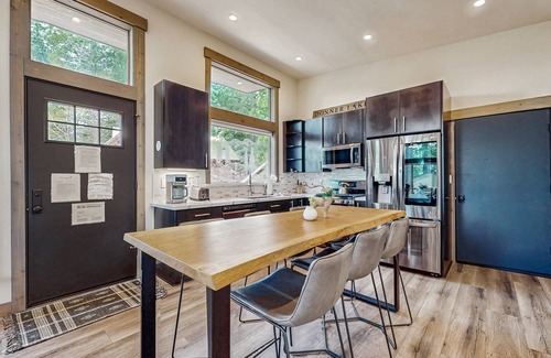 Truckee House | New, mountain-modern cabin with gas fireplace & great location