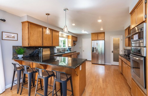 Alta Sierra House | NEW Nature Escape Massive 3BR Pool Table BBQ 5 min to Golf