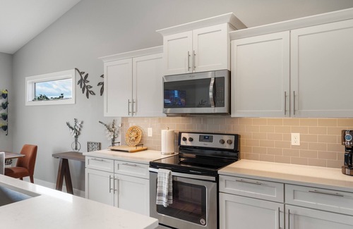 Waukee House | New Neoteric Neighborly Notable Spacious 5-bedroom House w/3 Car Garage & Pool