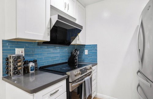 Newark House | New! Oasis w/Amazing Backyard, Firepit, BBQ & Games, close to techs