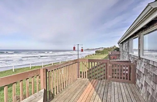 Newport Condo | NEW! Oceanfront Newport Condo w/Deck & Views!