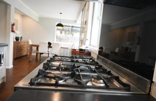 Hamilton House | New painted 5 bdms spacious house close to the Base