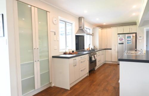 Hamilton House | New painted 5 bdms spacious house close to the Base