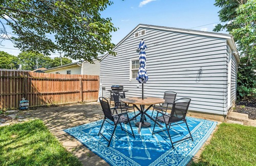 Piqua House | NEW-Parrot Head Haven-3BR-1BA-Themed-Bar-Patio