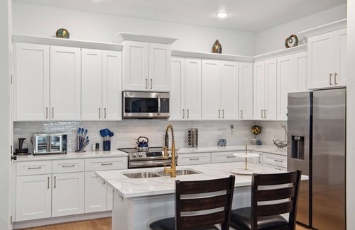 Arlington House | NEW Penthouse Rooftop Deck w/views of Stadiums. Lux Extras, private garage & gated