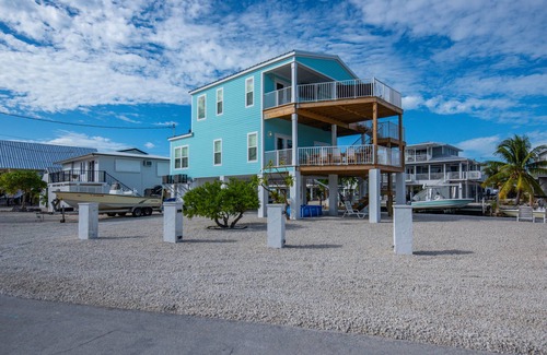 Breezeswept Beach Estates House | New Pool & built in Jacuzzi, Ocean views, 2 large decks, Quick Access to Water.