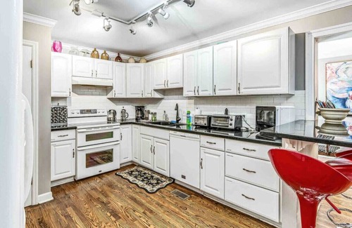 Cherokee Park House | New Pool & Hot Tub! 5.5 Baths Close to Downtown!