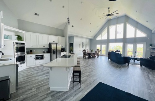 Dandridge House | New! Private 5BR 5,000 SqFt Lake House on 7 Acres