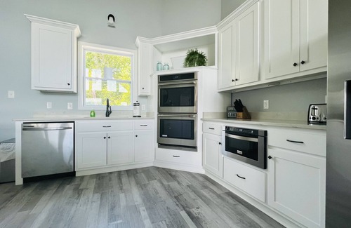 Dandridge House | New! Private 5BR 5,000 SqFt Lake House on 7 Acres