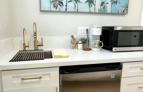 South Redlands Apartment | NEW Private Studio & Bath in Guesthouse - w/Kitchenette, WiFi and AC